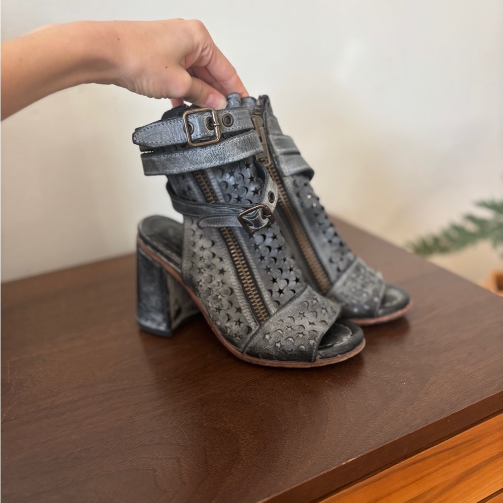 Freebird Leather Cutout Block Heel Sandals – Stars & Moons – Size 6